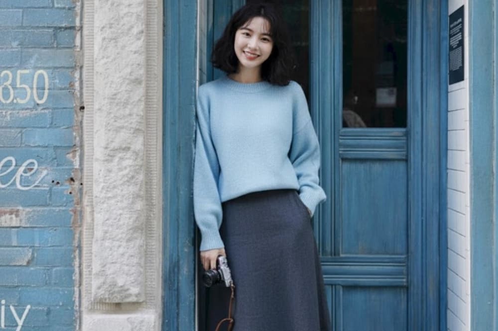 Một chiếc áo len mỏng kết hợp với váy suông nhẹ nhàng sẽ giúp bạn trông nữ tính mà vẫn thoải mái.